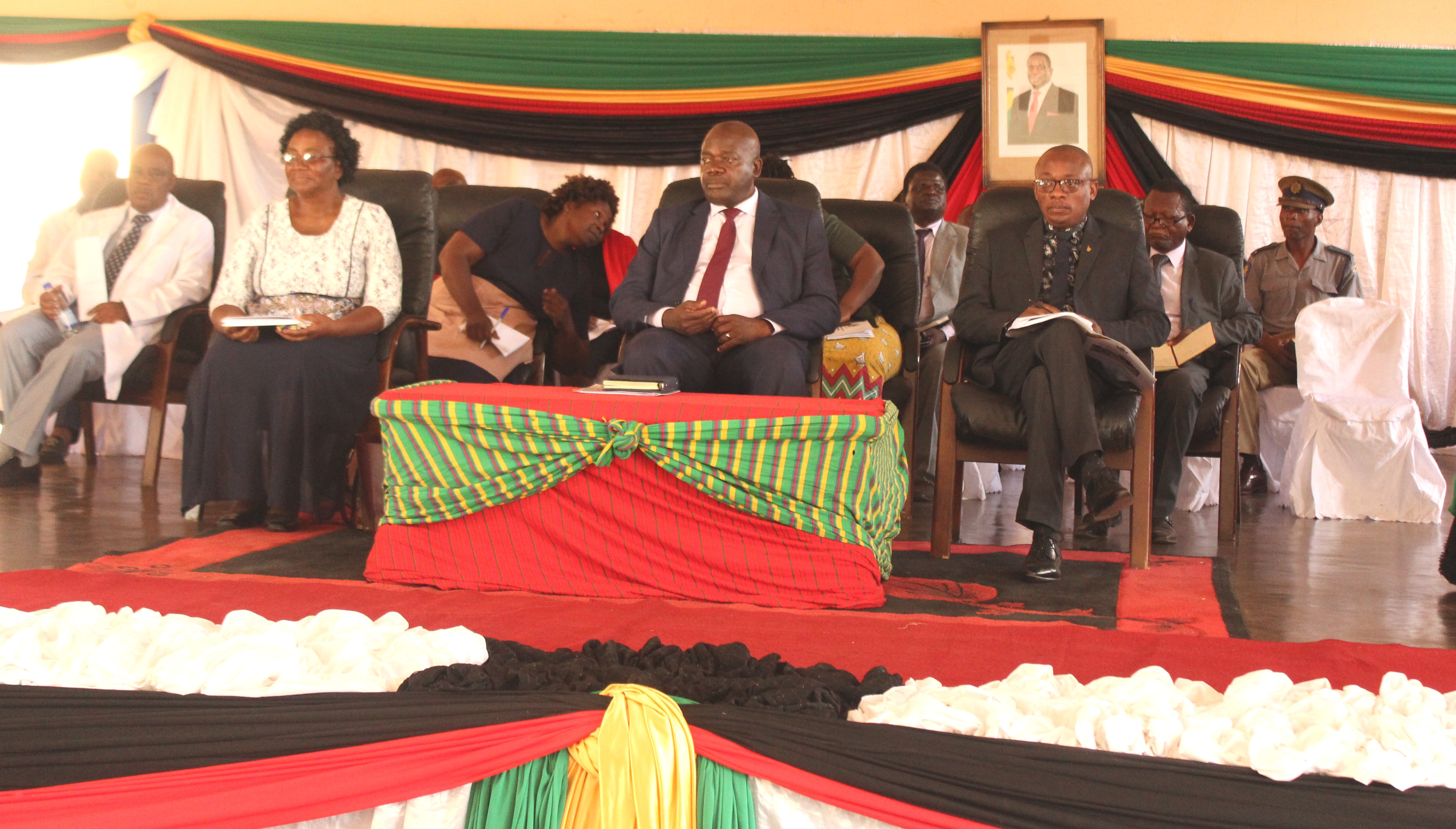 Kereke  ye The Later Day Saints yobatsira kuvaka chikoro cheGlobe and Phoenix